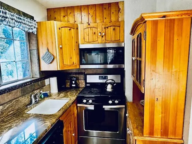 Cozy Bear South-Inside Yosemite-Sleeps 5