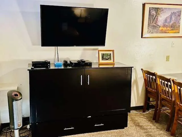 Treetop Condo In Yosemite-Sleeps 6-Balcony