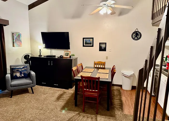 Treetop Condo In Yosemite-Sleeps 6-Balcony