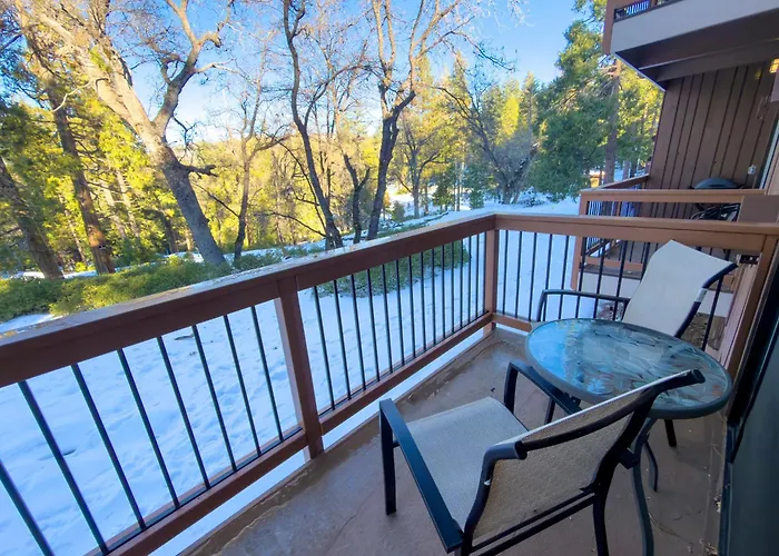Inside Yosemite Park-Cozy Corner Unit-Sleeps 2